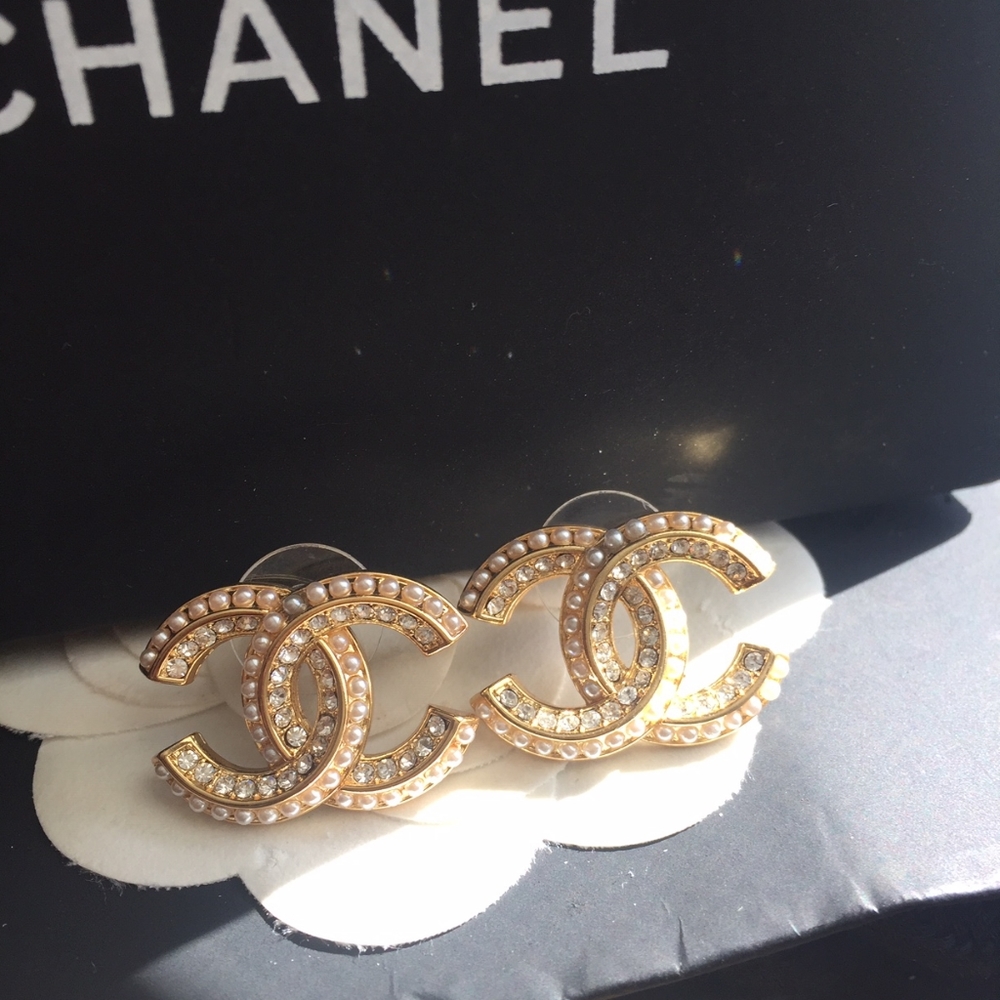 Chanel Earrings Authentic with box